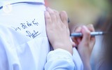 [ẢNH] Nữ sinh Hà Nội bật khóc trong ngày bế giảng